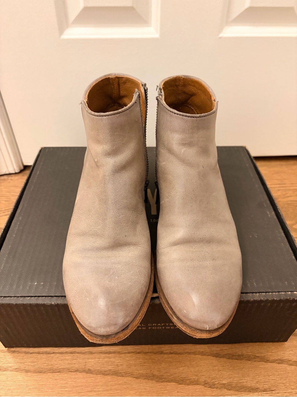 FRYE Women’s Light Gray Leather Ankle Booties